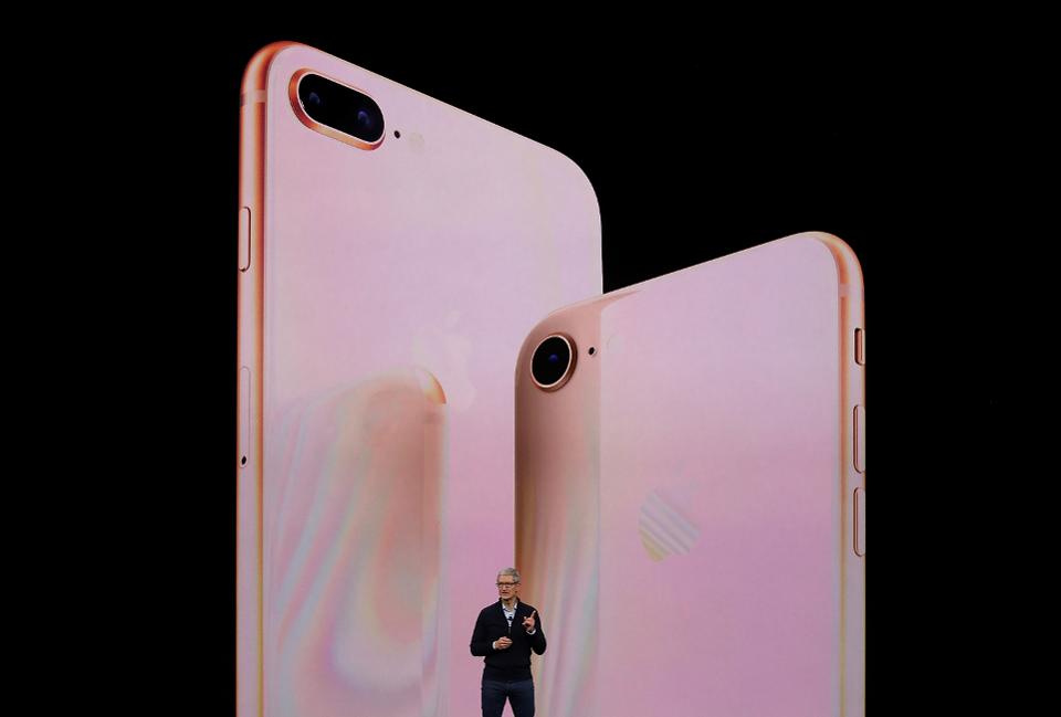 天辰登录注册苹果循环:令人震惊的iPhone推迟，苹果对抗AirPods，激进的MacBook Pro功能泄露